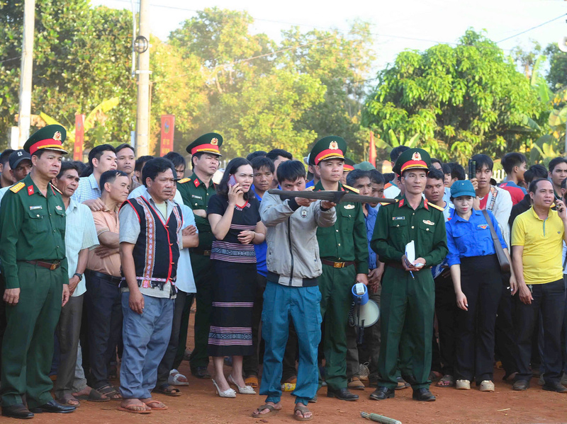 Những trò chơi mang đậm bản sắc văn hóa của người dân vùng biên được tổ chức. Ảnh: BĐ 15
