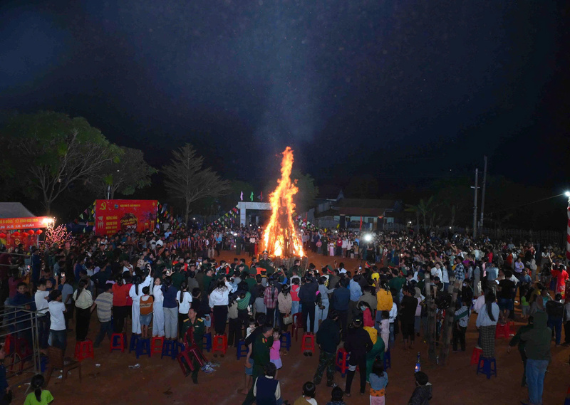 Đêm lửa trại thắm tình quân dân. Ảnh: BĐ 15