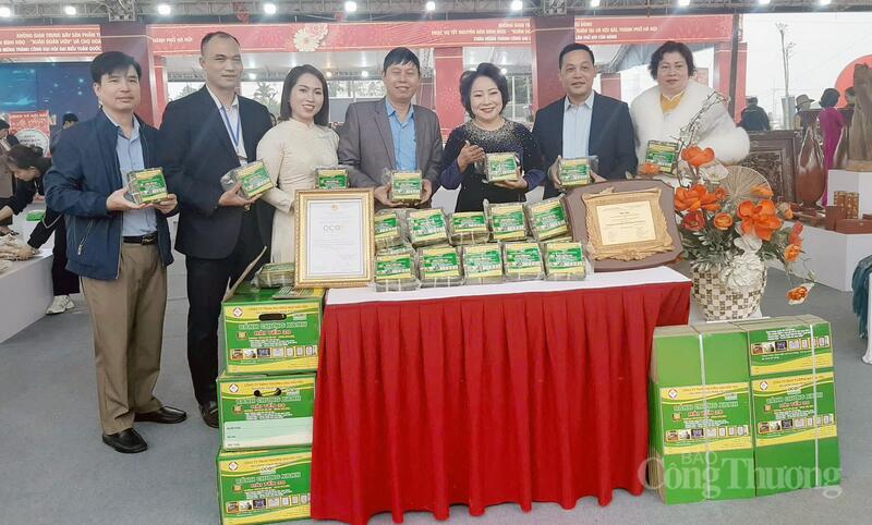 Nông sản, sản phẩm OCOP địa phương góp mặt tại Không gian trưng bày sản phẩm tiêu dùng phục vụ tết Nguyên đán Bính Ngọ 2026 với chủ đề “Xuân Đoàn Viên”. Ảnh: N.H