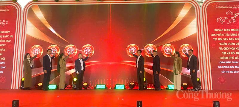 Các đại biểu nhấn nút khai mạc Không gian trưng bày sản phẩm tiêu dùng phục vụ tết Nguyên đán Bính Ngọ 2026 với chủ đề “Xuân Đoàn Viên”. Ảnh: N.H