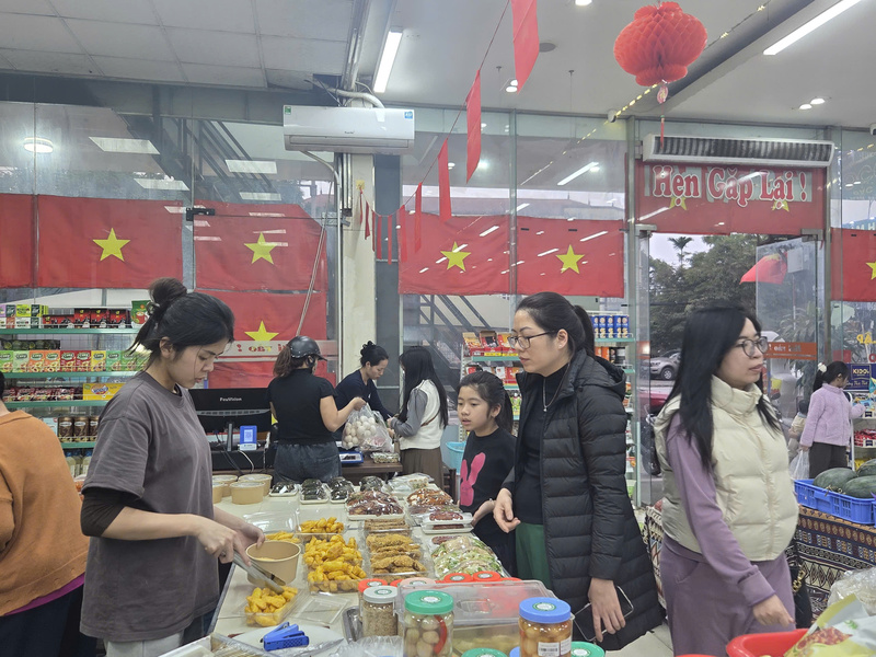 Điểm bán và giới thiệu sản phẩm của Hợp tác xã Tâm Hương tại tỉnh Tuyên Quang luôn thu hút đông người tham gia mua sắm. Ảnh: Văn Thi