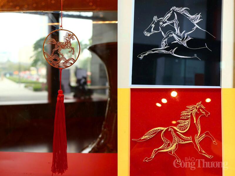 Ngày nay, hình tượng Long Mã được thể hiện thông qua các sản phẩm đương đại của các nghệ nhân đã phát huy mạnh mẽ bản sắc văn hóa dân tộc.