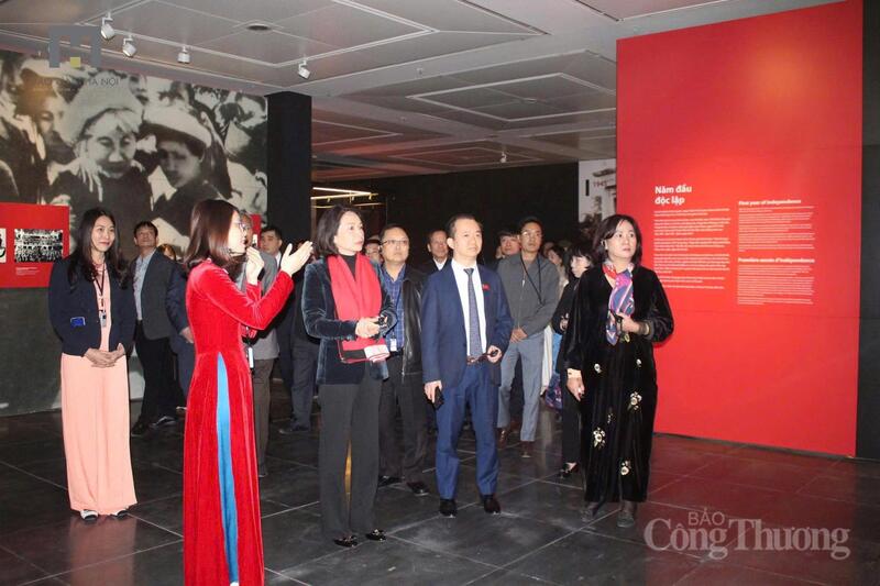 Khách tham quan cùng lắng nghe những ý nghĩa ẩn sau mỗi linh vật trưng bày.