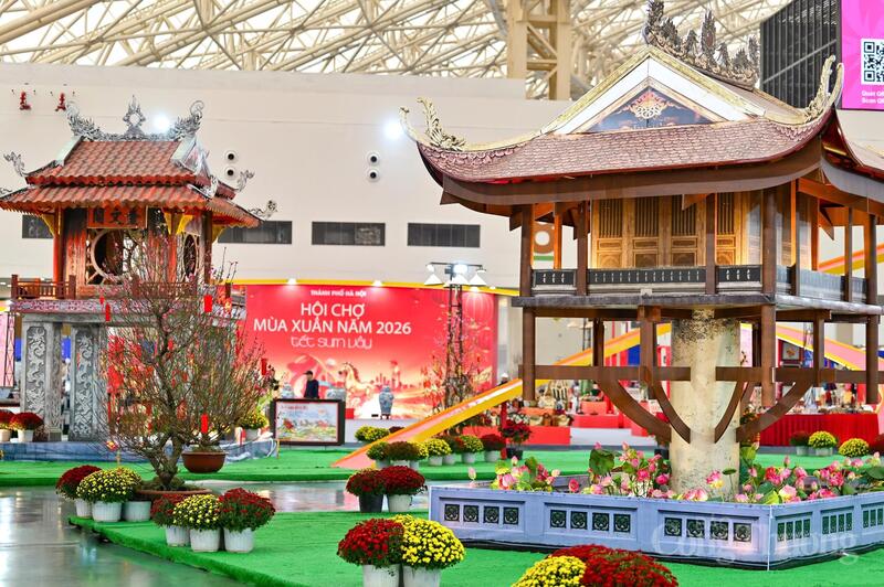 Gian hàng gợi nhớ nếp sống, phong vị Tết của mảnh đất nghìn năm văn hiến. Ảnh: Nam Nguyễn