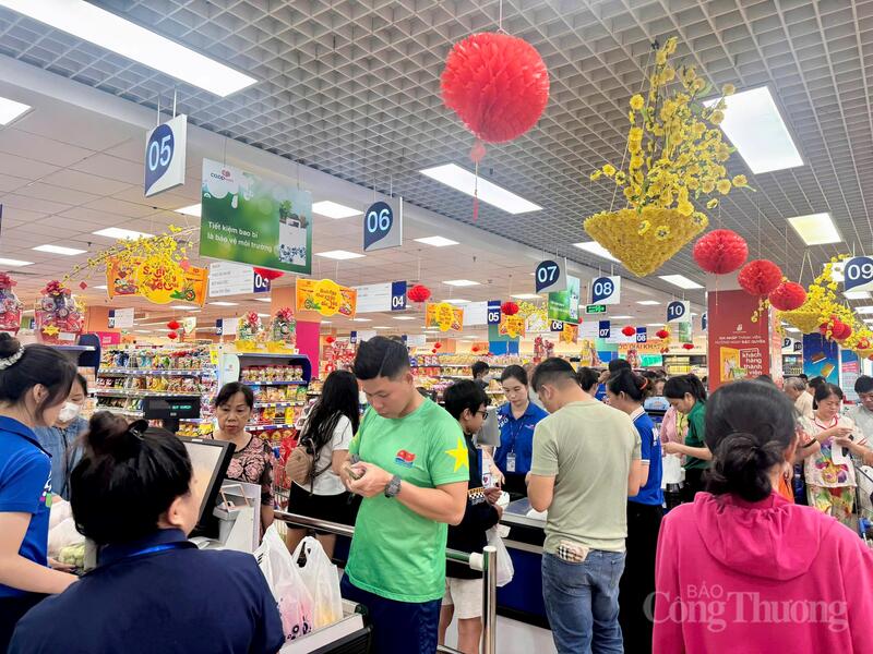 Không khí mua sắm tại các siêu thị tại TP. Hồ Chí Minh tăng dần, đặc biệt vào cuối tuần. Ảnh: Thừa Ngọc