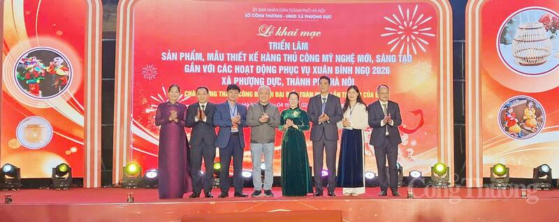 Lễ khai mạc Triển lãm các sản phẩm, mẫu thiết kế hàng thủ công mỹ nghệ mới, sáng tạo gắn với các hoạt động phục vụ Xuân Bính Ngọ 2026. Ảnh: N.H