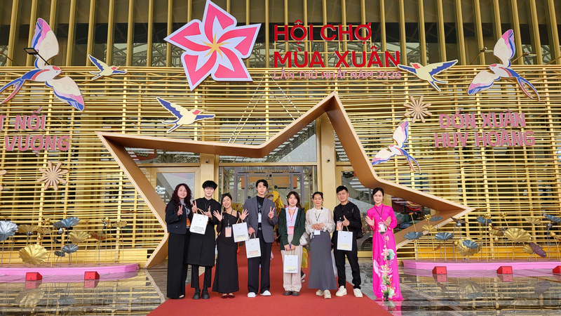 Trong khuôn khổ Hội chợ Mùa Xuân 2026, tour trải nghiệm dành cho các nhà sáng tạo nội dung đã góp phần lan tỏa không khí Tết Việt trên các nền tảng số. Ảnh: Ngọc Tiến
