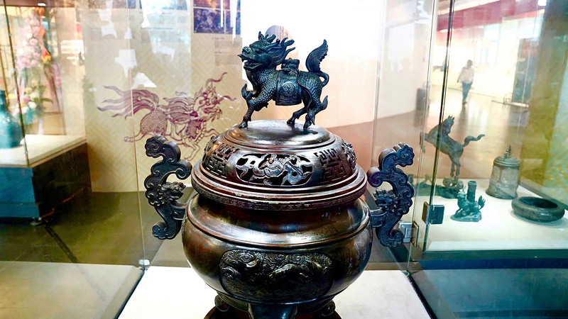 Hình tượng Long Mã xuất hiện qua nhiều chất liệu khác nhau. Ảnh: Diệu Linh