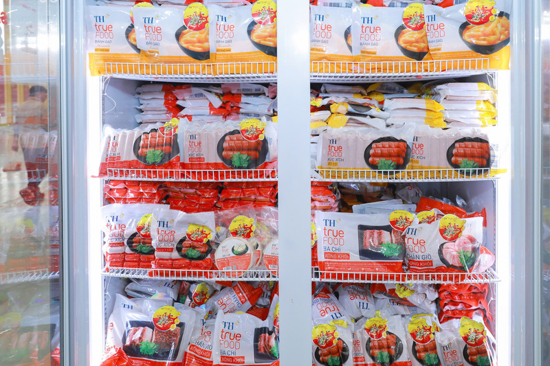 Bộ sản phẩm thực phẩm chế biến thương hiệu TH true FOOD "Bếp Việt - Người nội trợ tử tế" với những món ăn từ truyền thống đến hiện đại, nguyên liệu đầu vào được tuyển chọn khắt khe, công nghệ sản xuất tiên tiến, đảm bảo vệ sinh an toàn thực phẩm.