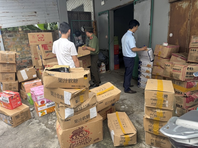 Đội Quản lý thị trường số 2, Chi cục Quản lý thị trường Đà Nẵng phối hợp với Công an thành phố kiểm tra địa điểm kinh doanh tại phường Thanh Khê. Ảnh: QLTT Đà Nẵng