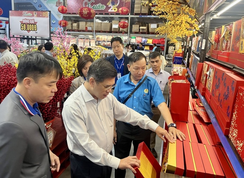 Ông Nguyễn Văn Dũng - Phó Chủ tịch UBND TP. Hồ Chí Minh khảo sát hàng tết tại siêu thị MM Mega Market An Phú. Ảnh: Minh Khuê.