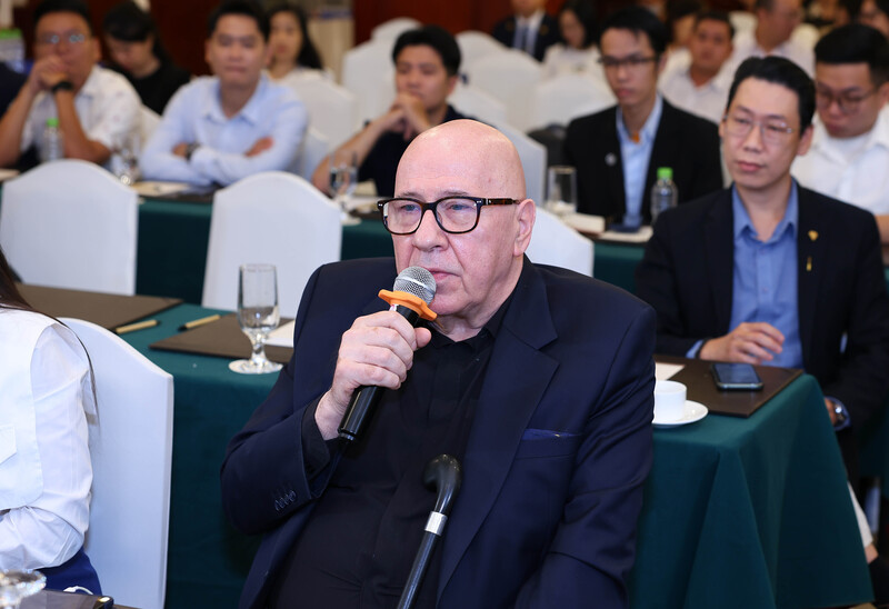 Chuyên gia quốc tế đóng góp ý kiến tại tọa đàm. Ảnh: Minh Khuê