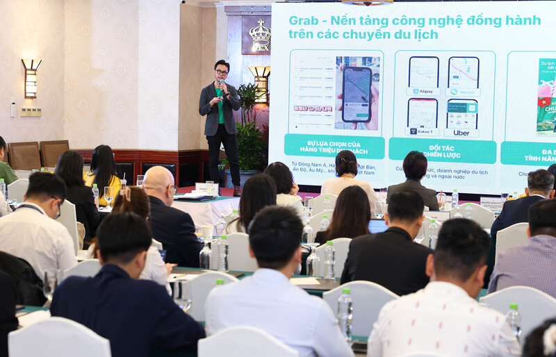 Đại diện Grab Việt Nam chia sẻ giải pháp xây dựng hệ sinh thái dịch vụ thông minh, nhấn mạnh vai trò của các nền tảng công nghệ trong việc liên kết vận chuyển, lưu trú, ẩm thực và tham quan. Ảnh: Minh Khuê