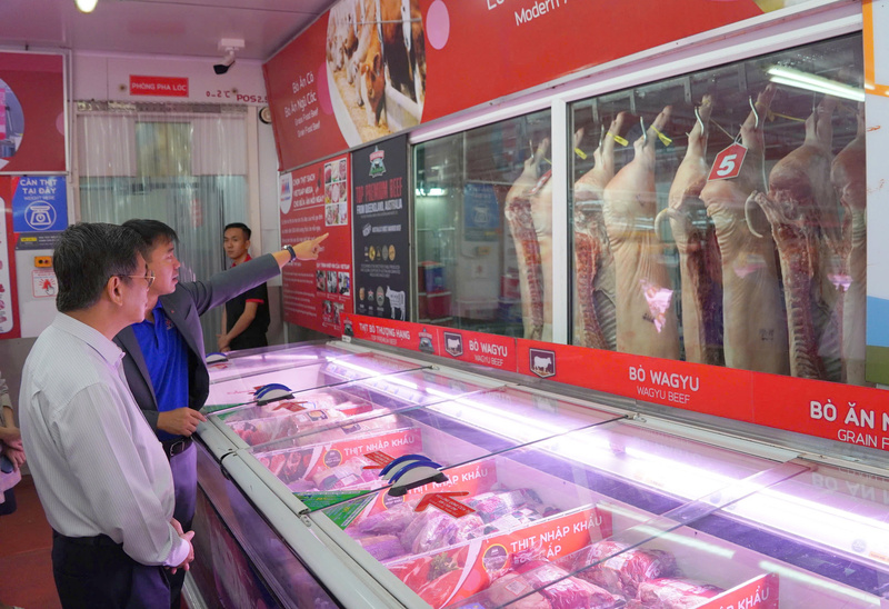 Lãnh đạo TP. Hồ Chí Minh khảo sát hàng Tết tại Co.opMart Xa lộ Hà Nội. Ảnh: Minh Khuê.