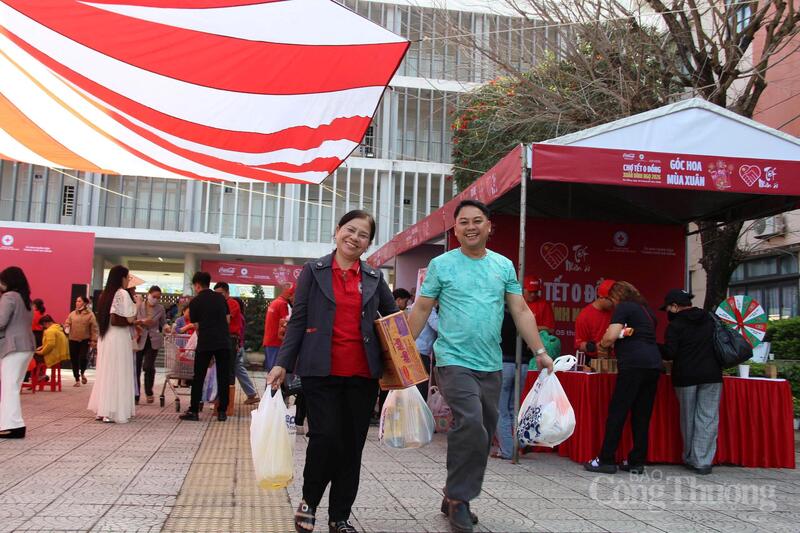 Những nụ cười mang mùa xuân về.