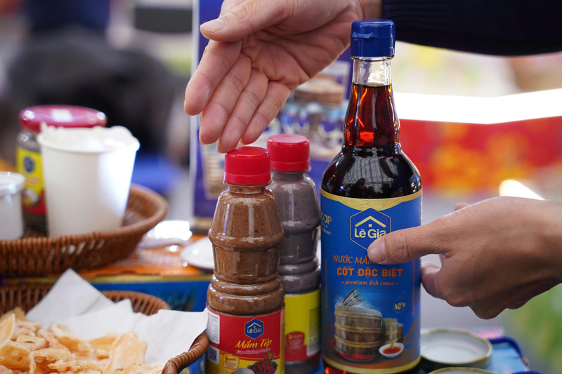 Lê Gia mang đến hội chợ các sản phẩm OCOP 5 sao cấp quốc gia. Ảnh: Mai Linh