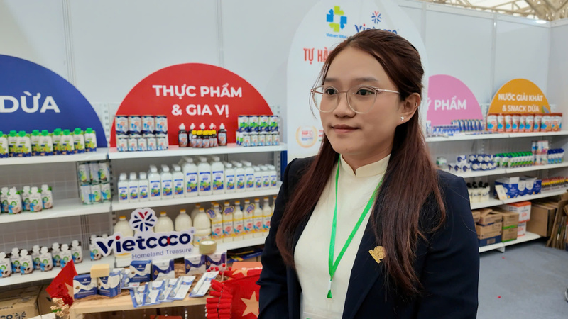 Chị Nguyễn Hồng Kim Hưng, đại diện thương hiệu Việt Coco, Công ty TNHH Chế biến dừa Lương Qưới. Ảnh: Ngọc Hoa