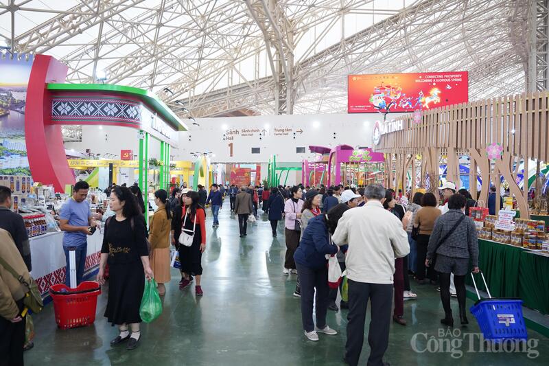 Khách hàng đông lên nhanh chóng ngay sau giờ mở cửa ngày thứ tư của Hội chợ Mùa Xuân. Ảnh: Mai Linh