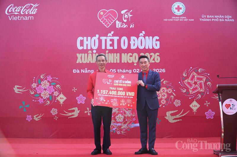 Trung ương Hội chữ thập đỏ Việt Nam trao bảng tượng trưng kinh phí chương trình "Tết nhân ái - Chợ Tết 0 đồng" gần 1,16 tỷ đồng cho TP. Đà Nẵng.