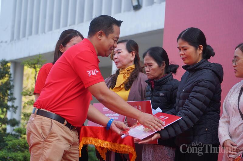 Trao tặng phiếu mua hàng trị giá 1 triệu đồng/hộ cho các hộ nghèo, cận nghèo, người yếu thế tại TP. Đà Nẵng.