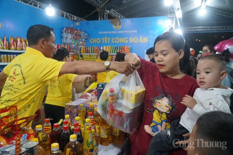 Các sản phẩm hàng hóa tại Chợ Tết gồm các dịch vụ thiết yếu, bán hàng đồng giá, giảm giá các mặt hàng thiết yếu phục vụ đoàn viên, người lao động và nhân dân trên địa bàn.