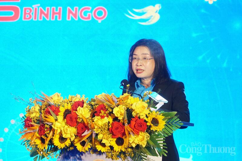 Chủ tịch Liên đoàn Lao động TP. Đà Nẵng Phan Thị Thúy Linh phát biểu khai mạc chương trình "Tết Sum vầy - Xuân ơn Đảng" năm 2026