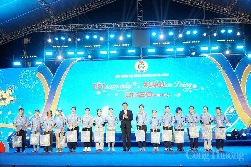 Phó Chủ tịch UBND TP. Đà Nẵng Trần Chí Cường trao quà của lãnh đạo thành phố cho công nhân lao động