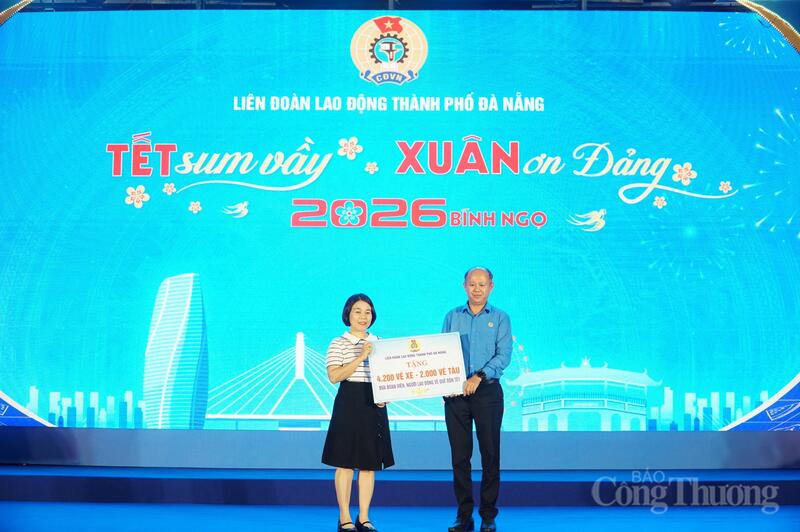 Lãnh đạo Liên đoàn Lao động TP. Đà Nẵng trao bảng tượng trưng tặng vé xe và vé tàu cho công nhân, người lao động ngoại tỉnh về quê đón Tết