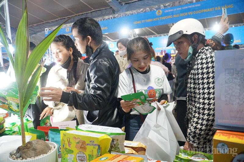 Công ty TNHH Mỹ Phương Food lần thứ 2 tham gia gian hàng tại chợ Tết Công đoàn. Bà Mai Thị Ý Nhi, Giám đốc Công ty cho biết, đơn vị đã thiết kế riêng 1 chương trình khuyến mại tại Chợ Tết Công đoàn dành cho công nhân, người lao động như là một sự tri ân người lao động đồng hành cùng doanh nghiệp trong một năm qua và góp phần cùng thành phố trong công tác an sinh xã hội.