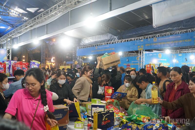 Chen chân mua sắm tại Chợ Tết Công đoàn TP. Đà Nẵng năm 2026.