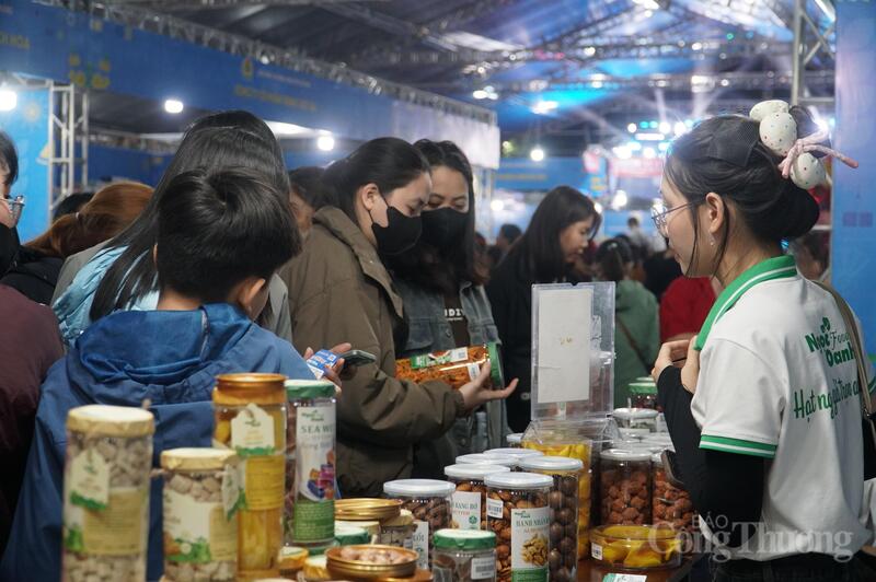 Nhiều đơn vị tham gia Chợ Tết Công đoàn cho biết đã có những sản phẩm "cháy hàng" trong ngày đầu mở bán và đơn vị sẽ tiếp tục bổ sung nhằm cung ứng nguồn hàng dồi dào trong những ngày tới.