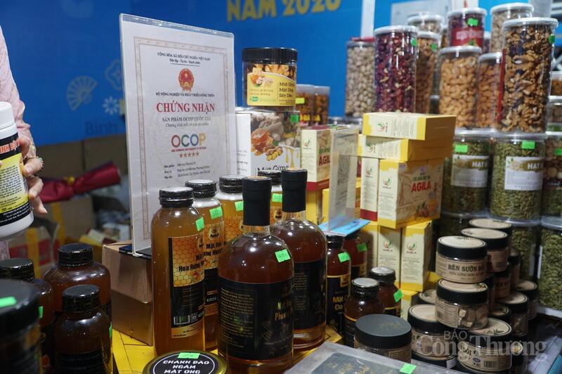 Hàng trăm sản phẩm OCOP, đặc sản địa phương góp mặt tại Chợ Tết Công đoàn.