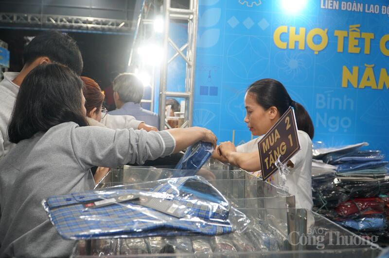 Nhiều chương trình giảm giá, khuyến mại sản phẩm để phục vụ công nhân, người lao động.