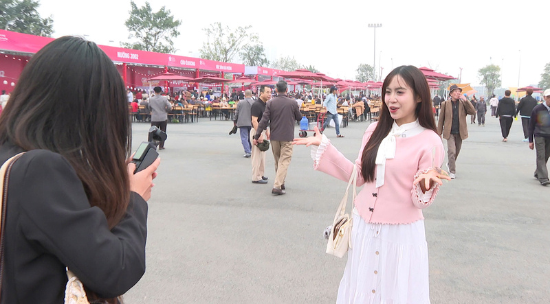 Cô gái Lào Maysa Bouavone Phanthabouasy, còn được biết đến với nghệ danh Maysaa. Ảnh: Phạm Giang