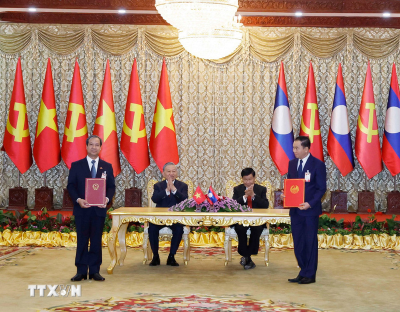 Tổng Bí thư Tô Lâm và Tổng Bí thư, Chủ tịch nước Lào Thongloun Sisoulith chứng kiến Lễ trao Bản ghi nhớ giữa Bộ Giáo dục và Đào tạo Việt Nam và Bộ Giáo dục và Thể thao Lào. Ảnh: Thống Nhất/TTXVN