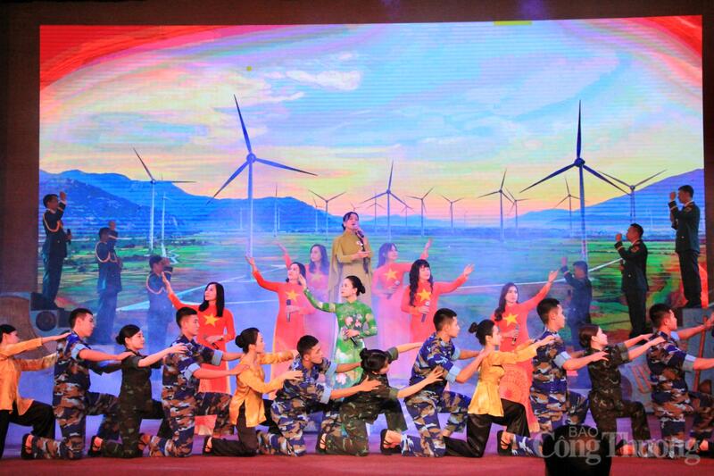 Văn nghệ chào mừng buổi lễ. Ảnh: Hiền Mai