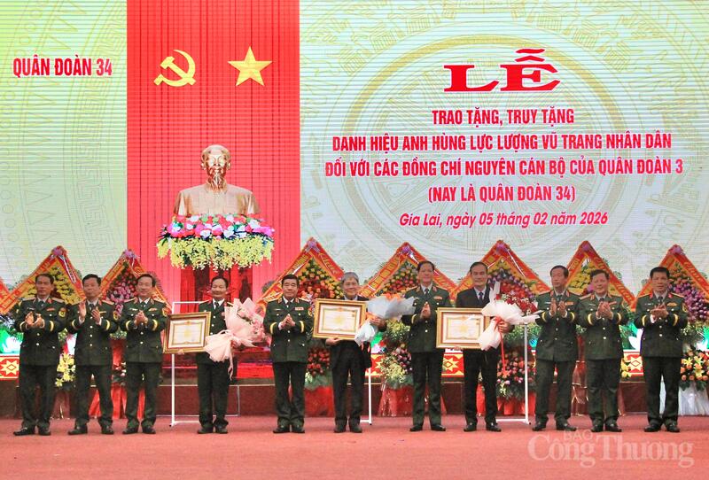 Các đại biểu chụp hình lưu niệm với các đồng chí, đại diện gia đình đồng chí được tặng danh hiệu “Anh hùng Lực lượng vũ trang nhân dân” cho 3 đồng chí nguyên là cán bộ Quân đoàn 3. Ảnh: Hiền Mai