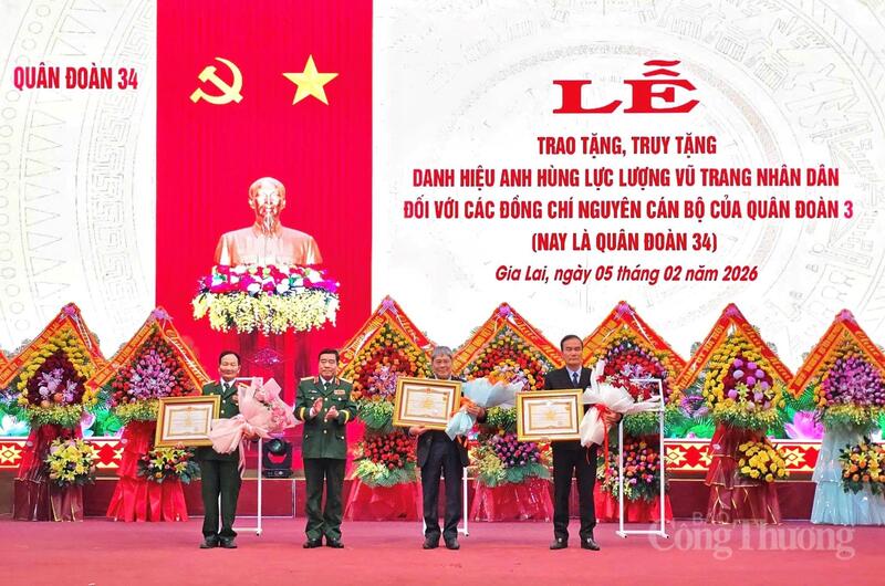 Phong tặng và truy tặng danh hiệu “Anh hùng Lực lượng vũ trang nhân dân” cho 3 đồng chí nguyên là cán bộ Quân đoàn 3. Ảnh: Hiền Mai