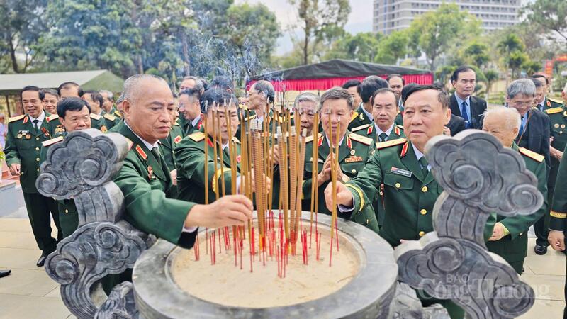 Các đại biểu viếng Đài tưởng niệm các Anh hùng liệt sĩ của Quân đoàn 34. Ảnh: Hiền Mai