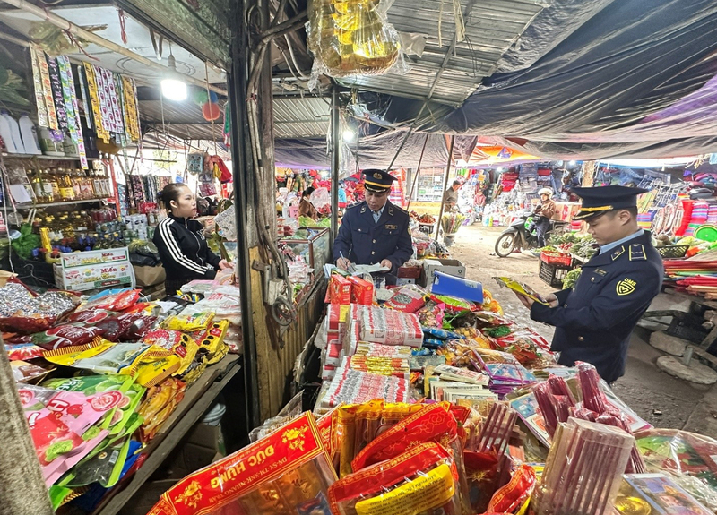 Lực lượng Qản lý thị trường tỉnh Quảng Trị kiểm tra hàng hoá tại chợ truyền thống.