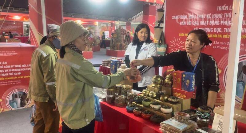 Chị Hòa lựa chọn sản phẩm trầm hương tại làng nghề.