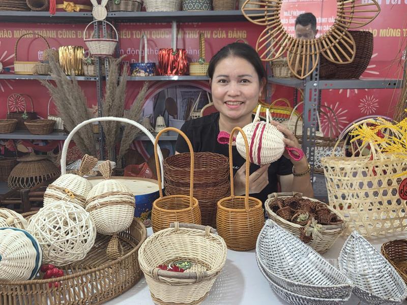 Chị Đặng Kim Thêu - Giám đốc Công ty TNHH Mây tre An Phú.