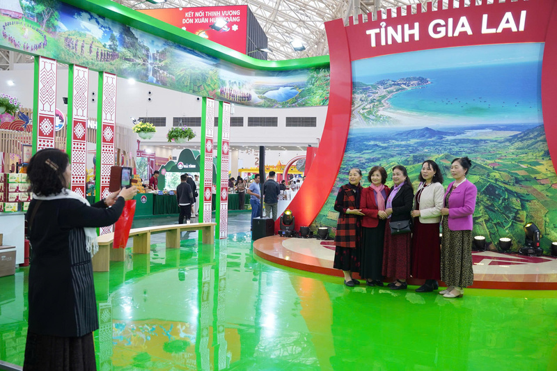 Với điểm nhấn nổi bật tại Hội chợ Mùa Xuân 2026, nhiều gian trưng bày tỉnh thành thu hút đông đảo người dân đến "check in". (Ảnh: Mai Linh)