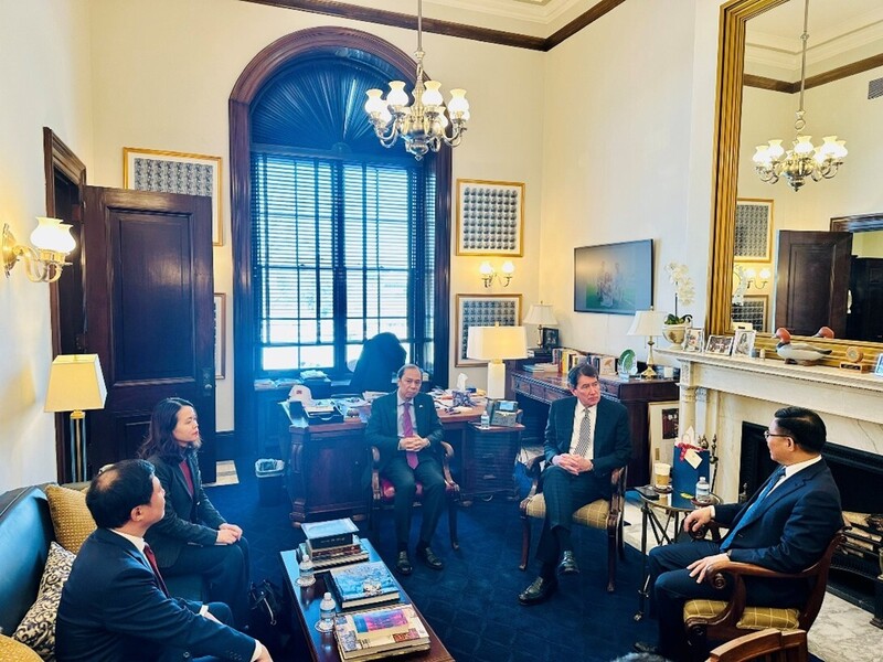 Quang cảnh buổi làm việc giữa Quyền Bộ trưởng Lê Mạnh Hùng và Thượng nghị sỹ Bill Hagerty.