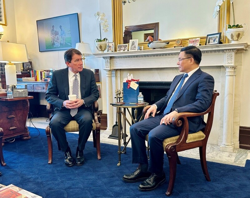 Quyền Bộ trưởng Lê Mạnh Hùng trao đổi với Thượng nghị sỹ Bill Hagerty.