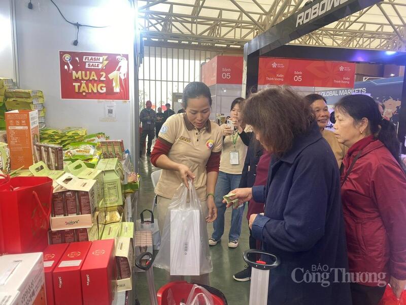 Chỉ khoảng 2 giờ sau mở cửa, gian hàng của Công ty TNHH Toàn cầu VJK đã bán ra 6 thùng sữa. Ảnh: Hải Linh