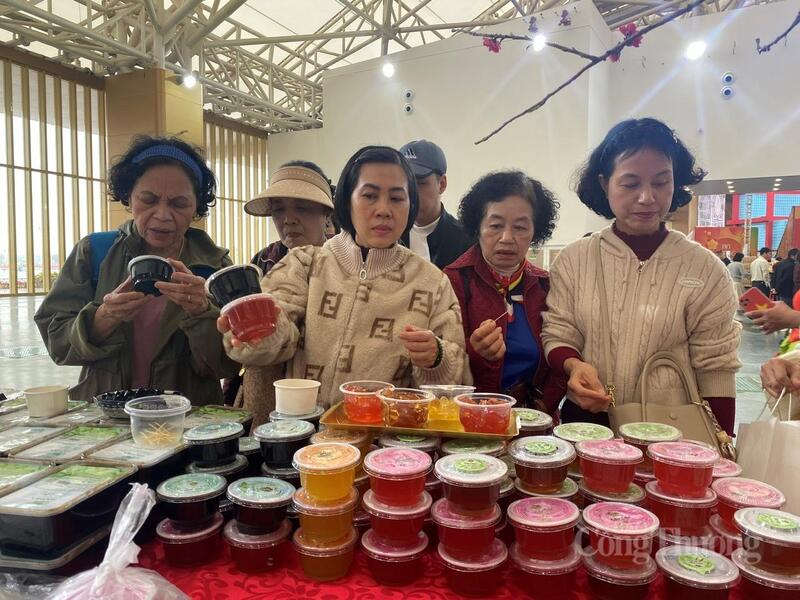 Từ sáng sớm, quầy hàng bán thạch đen của Công ty TNHH Nông sản Hải Bình đã thu hút khách. Ảnh: Hải Linh