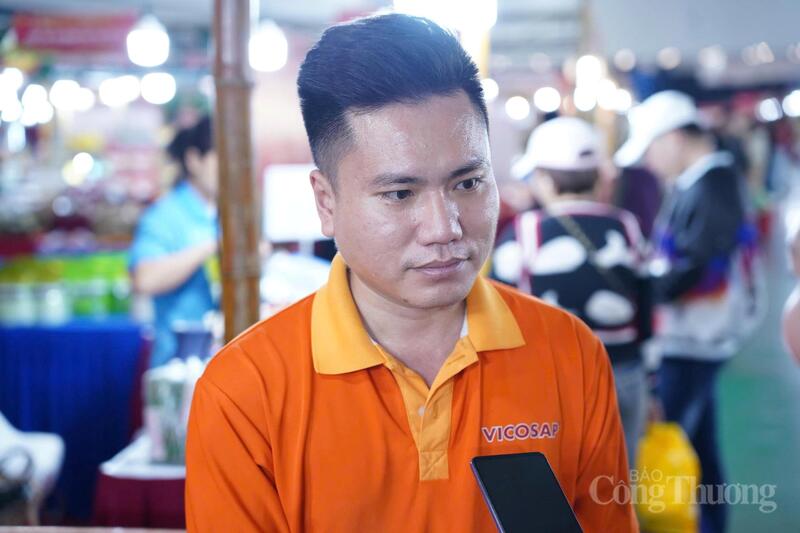 Ông Dương Thành Nhân – Phó Giám đốc Công ty TNHH Chế biến Dừa Sáp Cầu Kè