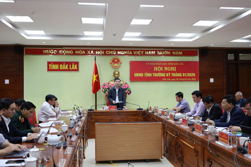Ông Tạ Anh Tuấn, Chủ tịch UBND tỉnh Đắk Lắk chủ trì Hội nghị thường kỳ tháng 1/2026. Ảnh: Kim Bảo