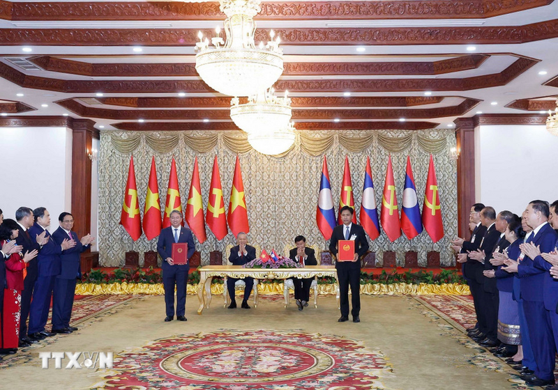 Tổng Bí thư Tô Lâm và Tổng Bí thư, Chủ tịch nước Lào Thongloun Sisoulith chứng kiến Lễ trao các văn kiện hợp tác Chương trình hợp tác năm 2026 giữa Bộ Tư pháp Việt Nam và Bộ Tư pháp Lào. Ảnh: Thống Nhất/TTXVN